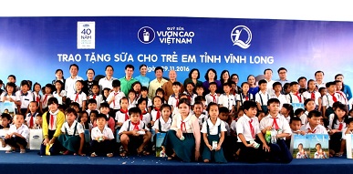 Từ năm 2008 đến nay, trải qua 9 năm hành trình Quỹ sữa Vươn Cao Việt Nam, Vinamilk  đã đem đến cho hơn 373 ngàn trẻ em khó khăn tại Việt Nam gần 30 triệu ly sữa, tương đương 120 tỷ đồng.